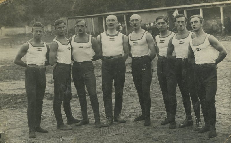 KKE 5370.jpg - Fot. Klub Sportowy „Sokół”. Od prawej: czwarty Franciszek Lorek, Lwów, lata 30-te XX wieku.